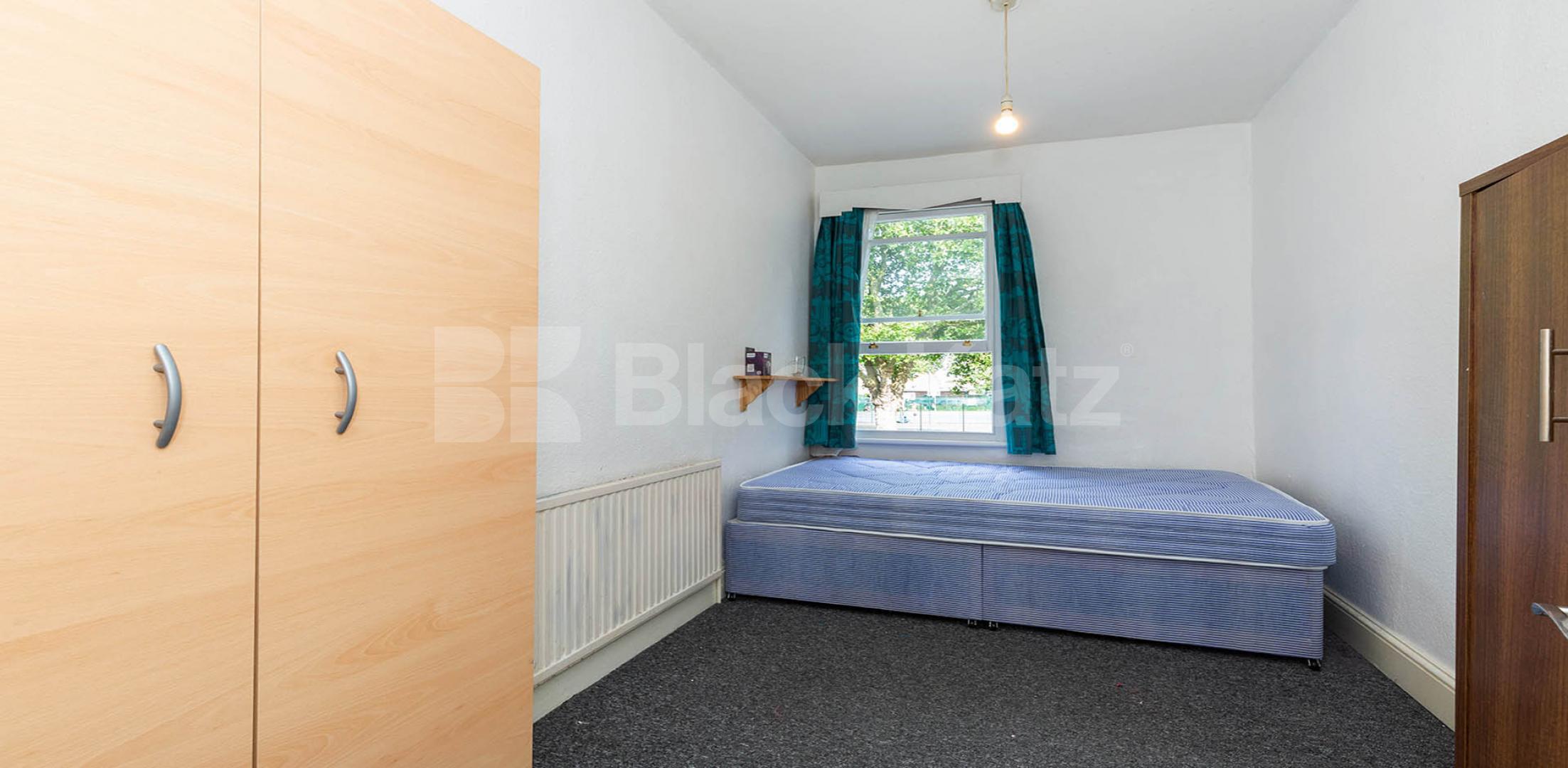 			3 / 4 BED!, 4 Bedroom, 1 bath, 1 reception Apartment			 Willoughby Road, TURNPIKE LANE 